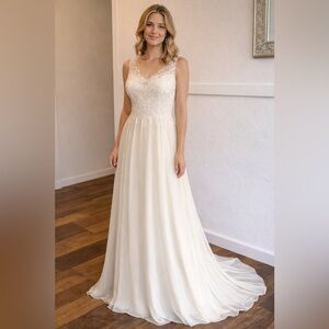 👰‍♀️ Ivory Lace & Chiffon Wedding Gown – Elegant Button-Back Train Size 2
